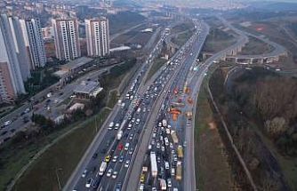 Eyüpsultan TEM’de zincirleme trafik kazası: Hafriyat kamyonu devrildi, iki araç bariyerlere çarptı