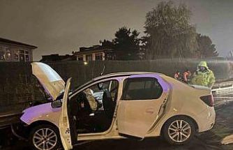 Eyüpsultan’da bir araç bariyerlere girdi: 3 kişi yaralandı