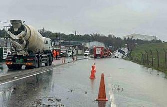 Eyüpsultan’da servis aracı su dolu kanalda yan yattı