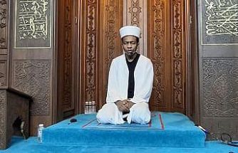 Farklı ülkelerden gelen öğrenciler teravih namazı kıldırıyor