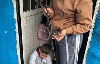 Fatih’te bina çökmesinde patlamanın etkisiyle demir parçaları evlere isabet etti