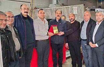 Fazla yardımı kabul etmeyen esnafa örnek davranış plaketi