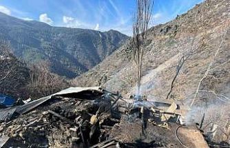 Feke’de müstakil ev yangında kullanılamaz hale geldi