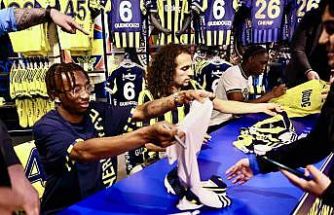 Fenerbahçeli futbolcular Guendouzi, Nene ve Cherif, taraftarlarla buluştu