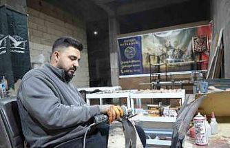 Filmlerden esinlenen genç, ata mesleği olan kılıç ustalığını sürdürüyor