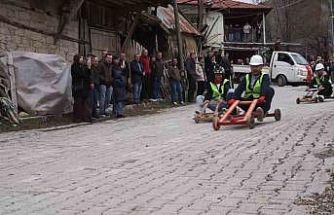 Fren yok, heyecan çok, geleneksel tahta araba yarışı bu yılda nefesleri kesti