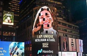Gazeteci Aslıgül Atasagun ve oyuncu Neslihan Atagül’ün yer aldığı "I AM" kampanyası New York’u aydınlattı