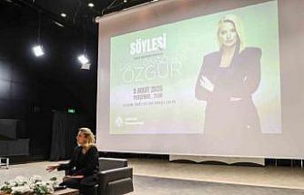 Gazeteci Göksü Öngören Özgür, Atatürk Üniversitesinde öğrencilerle buluştu