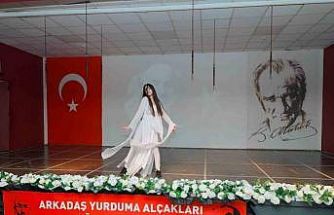 Gaziantep Kolej Vakfı Özel Okulları öğrencileri bayrak alkışı