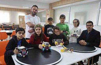 Geleceğin kaşifleri olacak depremzede çocuklar ‘Hataybot’ Robot Yarışması’na hazırlanıyorlar
