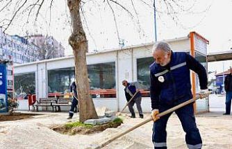 Gemlik Belediyesi’nden çarşı meydanında düzenleme çalışması