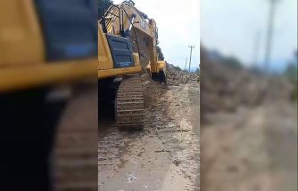 Gemlik-Mudanya yolu heyelan sebebiyle kapandı