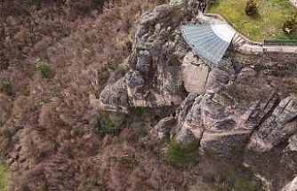 Genç kız 80 metre yüksekliğindeki cam terastan kendini boşluğa bıraktı