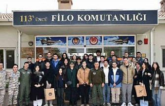 Gençler kışlada Mehmetçikle omuz omuza bir gün geçirdi