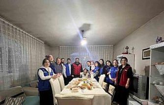 Gençler mutfağa girdi iftar için sofra kurdu