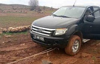 Gercüş’te çamura saplanan aracın imdadına Özel İdare ekipleri yetişti