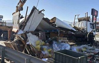 Gıda malzemesi yüklü tır refüje girdi: 1 yaralı