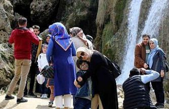 Girlevik Şelalesi’ne bayramda ziyaretçi akını