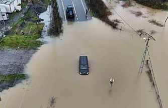 Göle dönen yolda mahsur kalan sürücü aracını bırakmadı, kurtarma anları görüntülendi