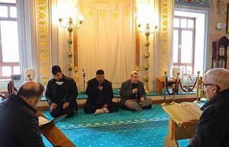 Görme engelli üç hafız Ramazan boyunca mukabele okuyor