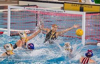 Göztepe’nin Avrupa zaferine Başkan Tugay da eşlik etti