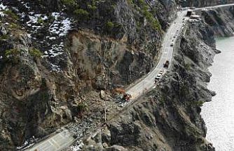Gümüşhane - Giresun kara yolunu kapatan heyelan havadan görüntülendi