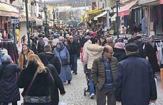 Güneşli havayı fırsat bilen vatandaşlar çarşıya akın etti