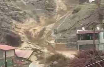 Güvenlik görevlisi son anda kaçtı, köpek sel sularıyla mücadele etti