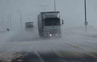 Güzeldere Geçidi’nde tipi trafiği olumsuz etkiliyor