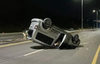 Hafif ticari araç takla attı