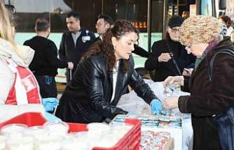 Hastane önünde iftar yemeği dağıtıldı