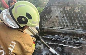 Hatay’da park halindeki otomobil alevlere teslim oldu