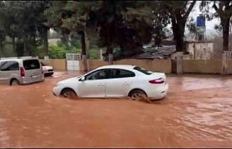 Hatay’da sağanak etkili oldu: Yollar göle döndü, otelin oto parkını su bastı