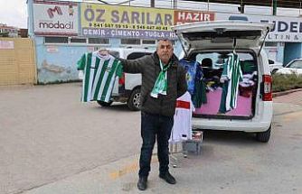 Hayatını formasını sattığı takıma adadı
