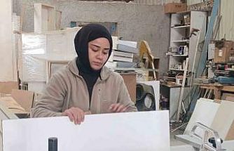 Hem üniversite okuyor hem mobilya atölyesinde çalışıyor