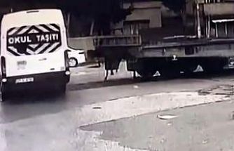 Hemzemin geçitte öğrenci servisine tren çarptı: O anlar kamerada