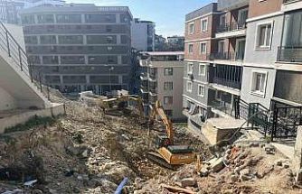 Heyelanda çöken istinat duvarının enkazını kaldırma çalışmaları sürüyor