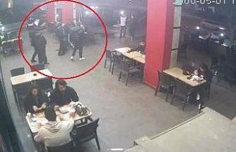 Hiç tanımadıkları genci "Neden bakıyorsun" diye darp edip burnunu kırdılar