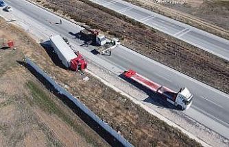 Hırdavat malzemesi yüklü tır devrildi, sürücü yaralandı