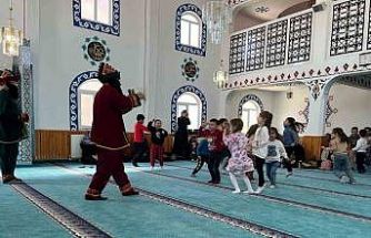 Hisarcık’ta 4-6 yaş Kur’an Kursu öğrencilerine Hacivat ve Karagöz gösterisi