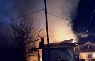 Hisarcık’ta çıkan yangında ev ve samanlık tamamen yandı