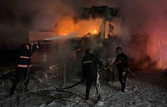 Hopa’da tır parkında yangın; 2 tır kullanılamaz hale geldi