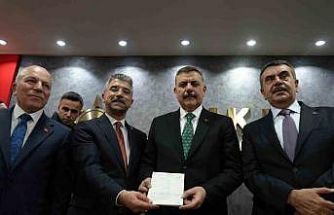 İçişleri Bakanı Çiftçi, AK Parti üyelik giriş beyannamesini imzaladı