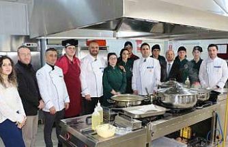 İftar hazırlığı yapamayan muhtaç ailelerin iftarı lise öğrencilerinden