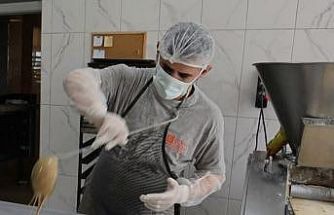 İftar ve sahur sofralarının vazgeçilmezi tahinli pide ilgi görüyor