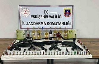 İkametlerinde silah, mühimmat ve kaçak alkol bulunduran 2 şüpheli yakalandı