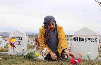 İki evladı vahşice öldürülen anne, bayram öncesi evlatlarının kabrini ziyaret etti
