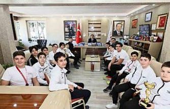 İl Müdürü Yunus Öztürk, su topu sporcularını tebrik etti