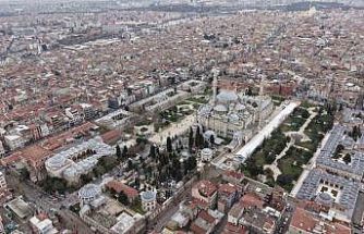 İlber Ortaylı’nın defnedileceği Fatih Camii haziresi dronla görüntülendi