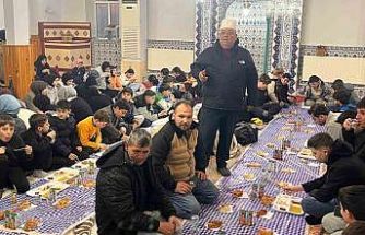 İmam Mustafa Şimşek Emet’te 15 yıldır çocuklara camide iftar veriyor